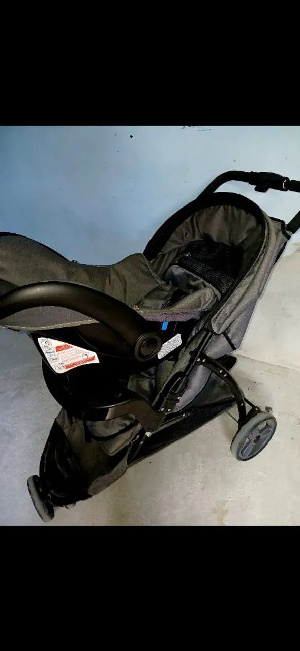 Carrinho com bebê conforto e suporte 