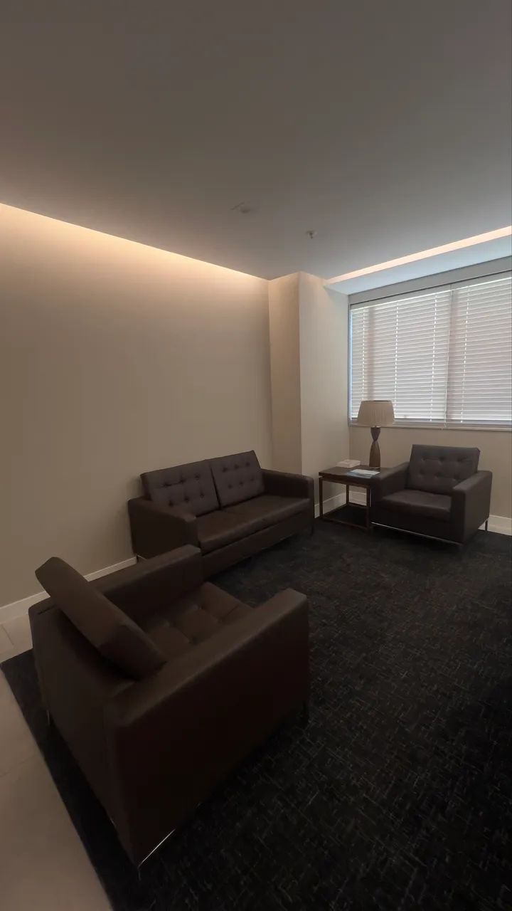 Sofá  fixo couro marrom 