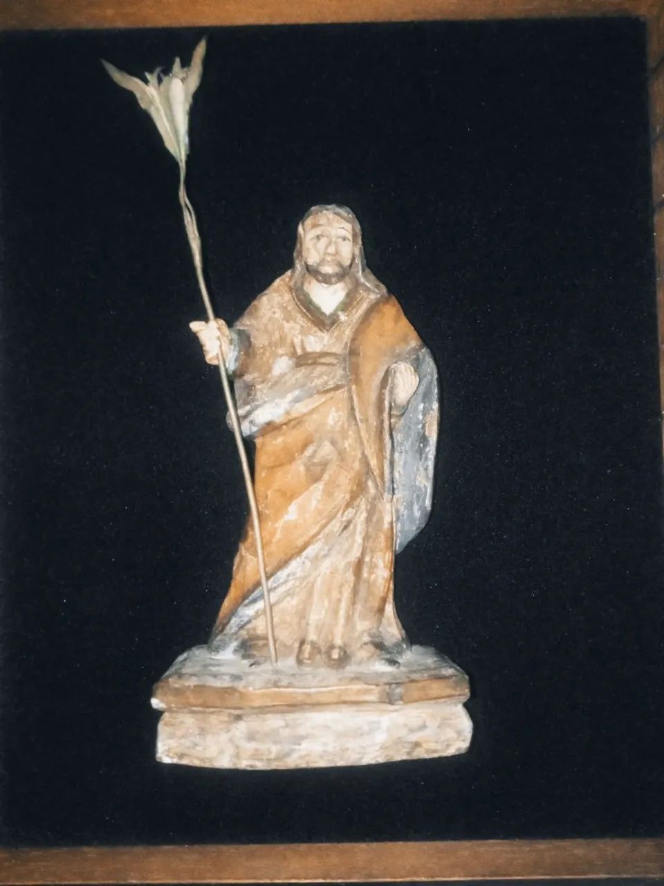 Imagem de são José em madeira.