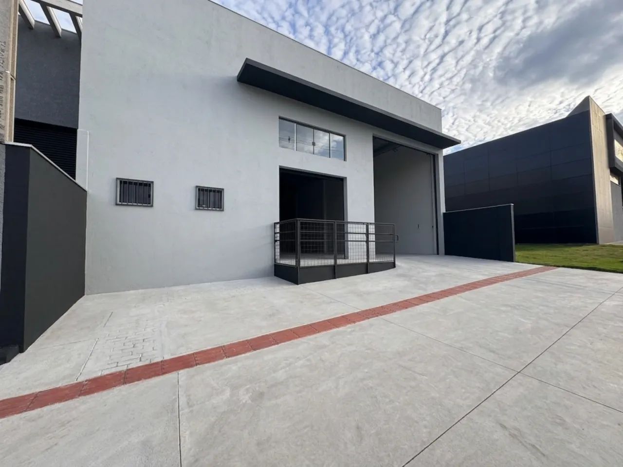 Salão Comercial com 342m² | Com 2 acessos (Jinroku Kubota e Olavo Bilac) | Maringá-PR - Foto 3