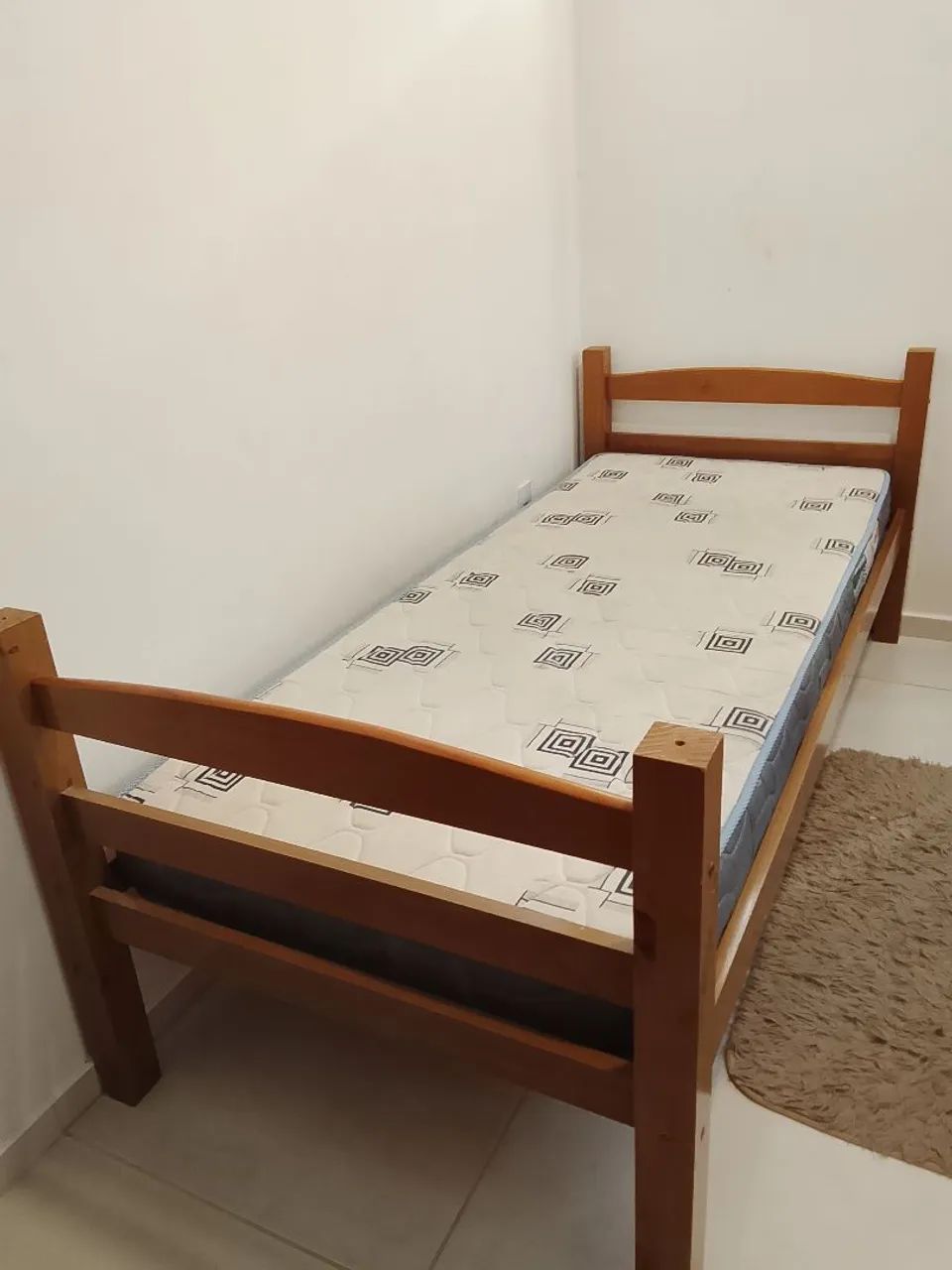 Duas camas de solteiro e dois colchões 