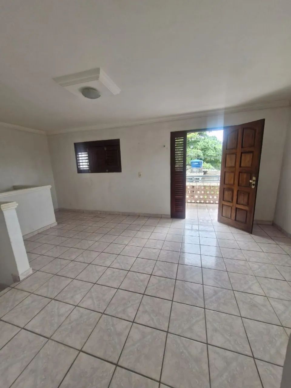 um primeiro andar e uma loja em baixo