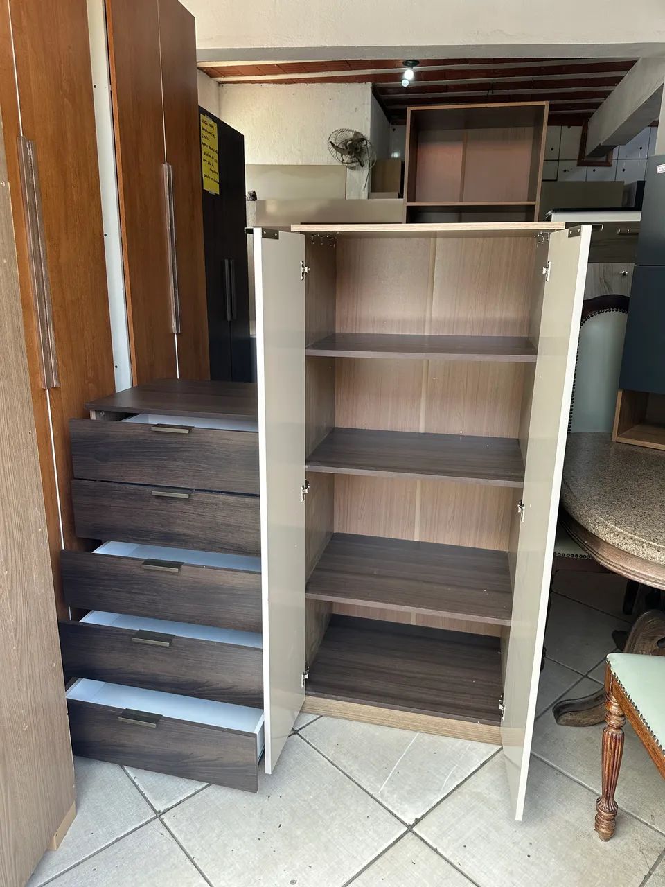 Cômoda com 5 gavetas 2 portas ao lado - Foto 3