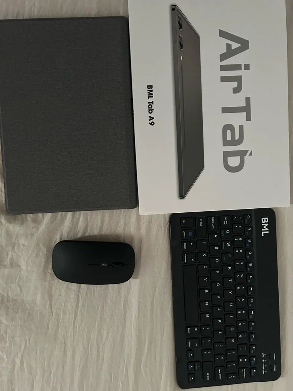 Tablet semi novo, quase sem marcas de uso e funcionando normalmente 