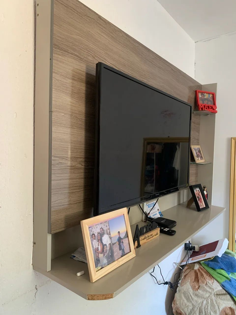 Televisão e painel 