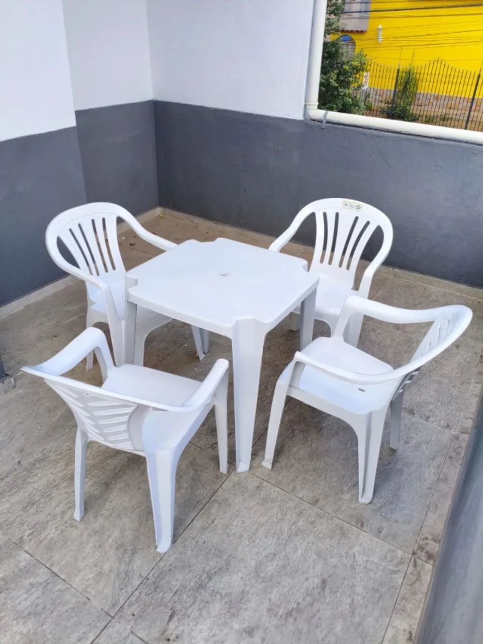 Conjunto Mesa e Cadeiras de Plástico