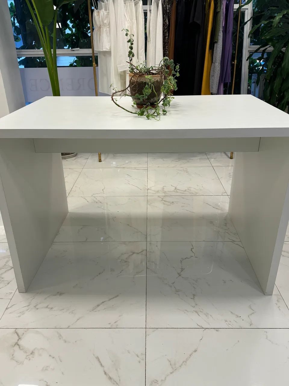 Mesa branca grande em MDF