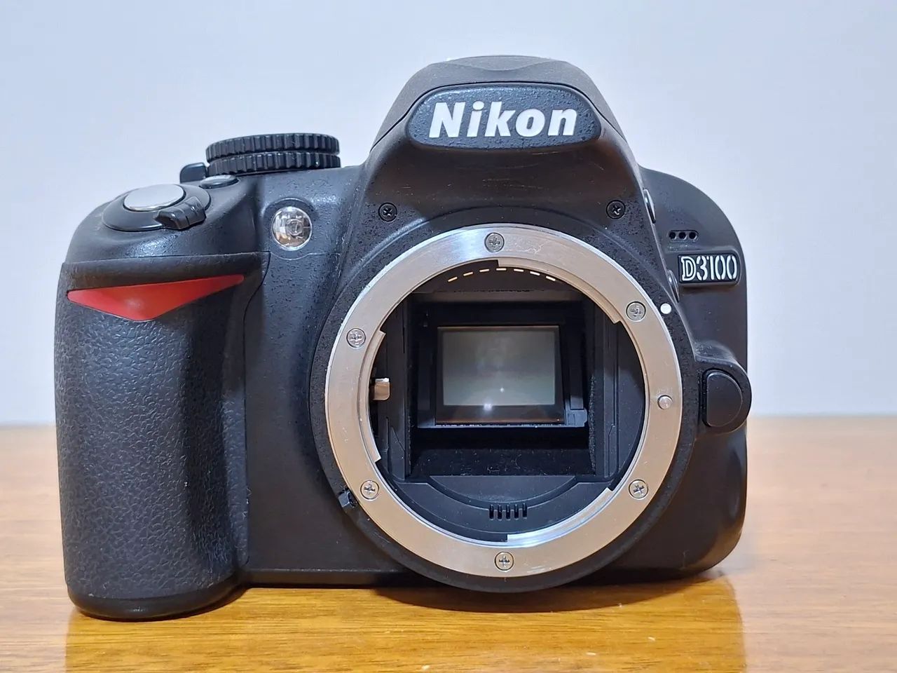 Nikon D3100 + Nikon DX 18-55mm 