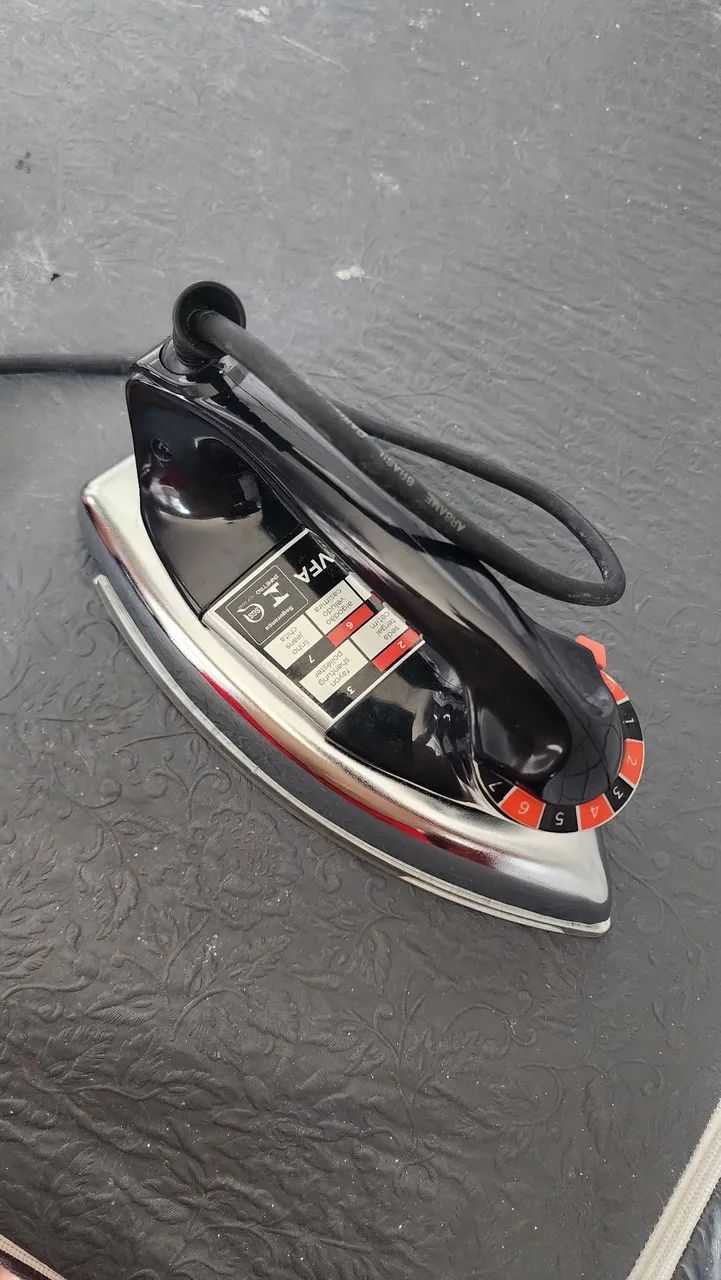 Ferro de passar roupa.