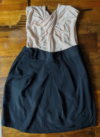 Vestido tomara-que-caia bicolor, com detalhe de torção no decote.