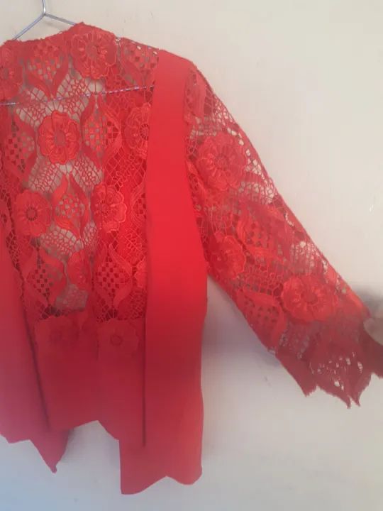 Casaco de renda vermelho semi-novo - Foto 2