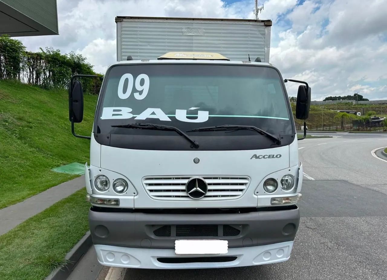 Caminhão Mercedes-Benz Accelo 09/09 Baú