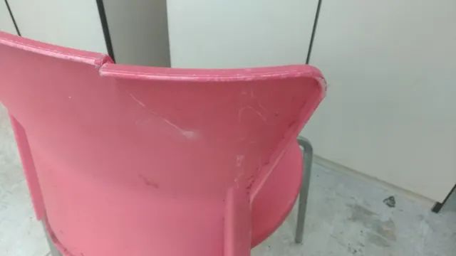 Banqueta com encosto, vermelha, fotos reais. - Foto 4