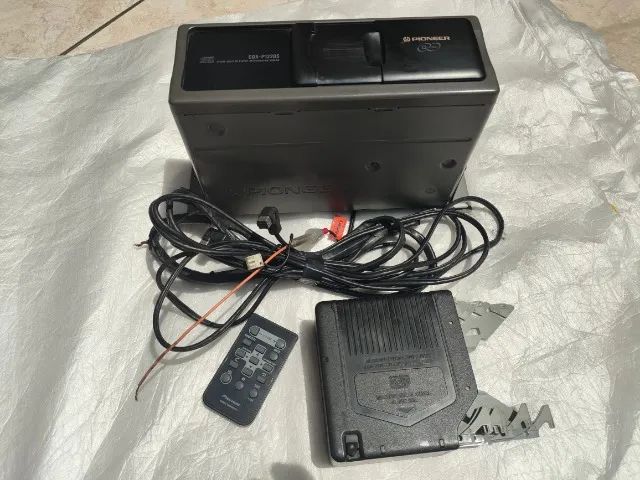 DISQUETEIRA PIONEER 12 cds MODELO CDX P1220S COM  CABOS CONTROLE E MAGAZINE