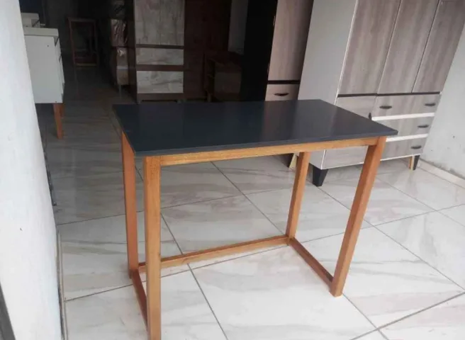 Mesa para notebook com tampo no MDF na cor grafite e com pés na madeira maciça