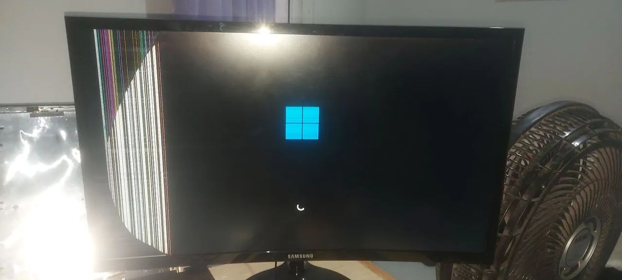 Monitor curvo Samsung Está com display avariado - Foto 3