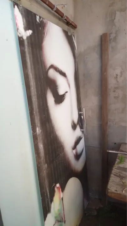 Porta com design moderno e imagem de mulher