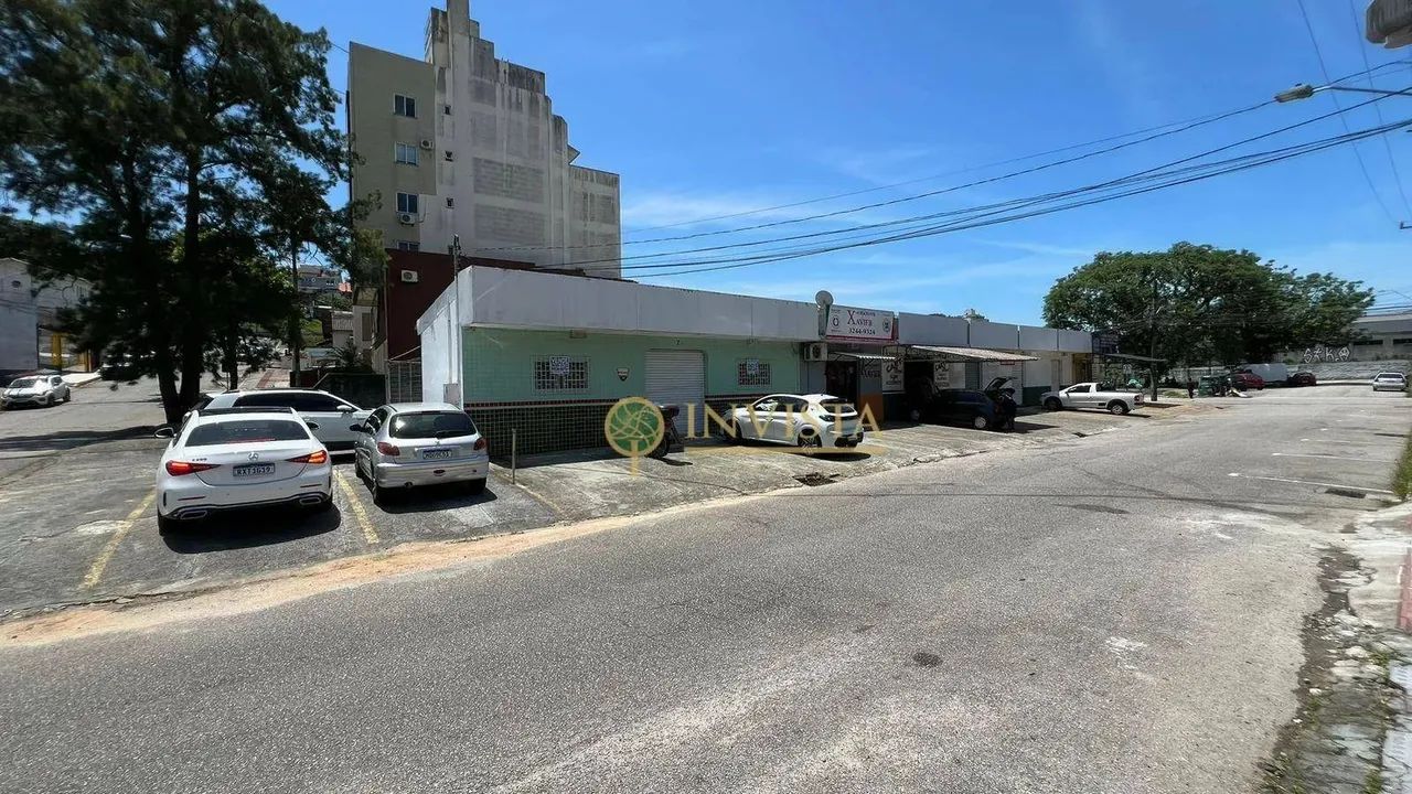 Prédio Comercial de 421 m² com 8 Lojas e 20 vagas - Estreito, em Florianópolis.