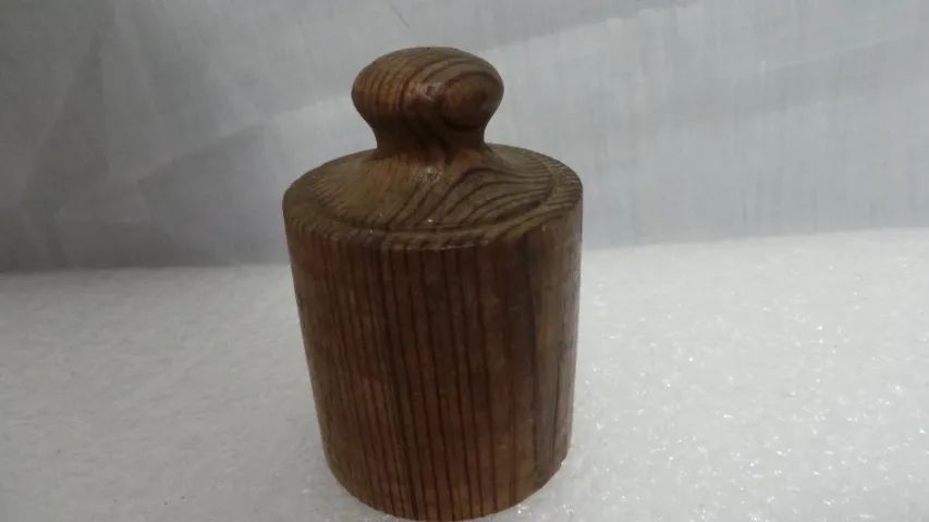 Peso antigo em madeira de pinho de riga estilo para balança lindo e raro!!