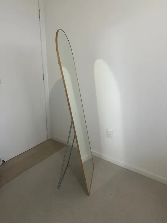 Espelho de pé oval com moldura dourada