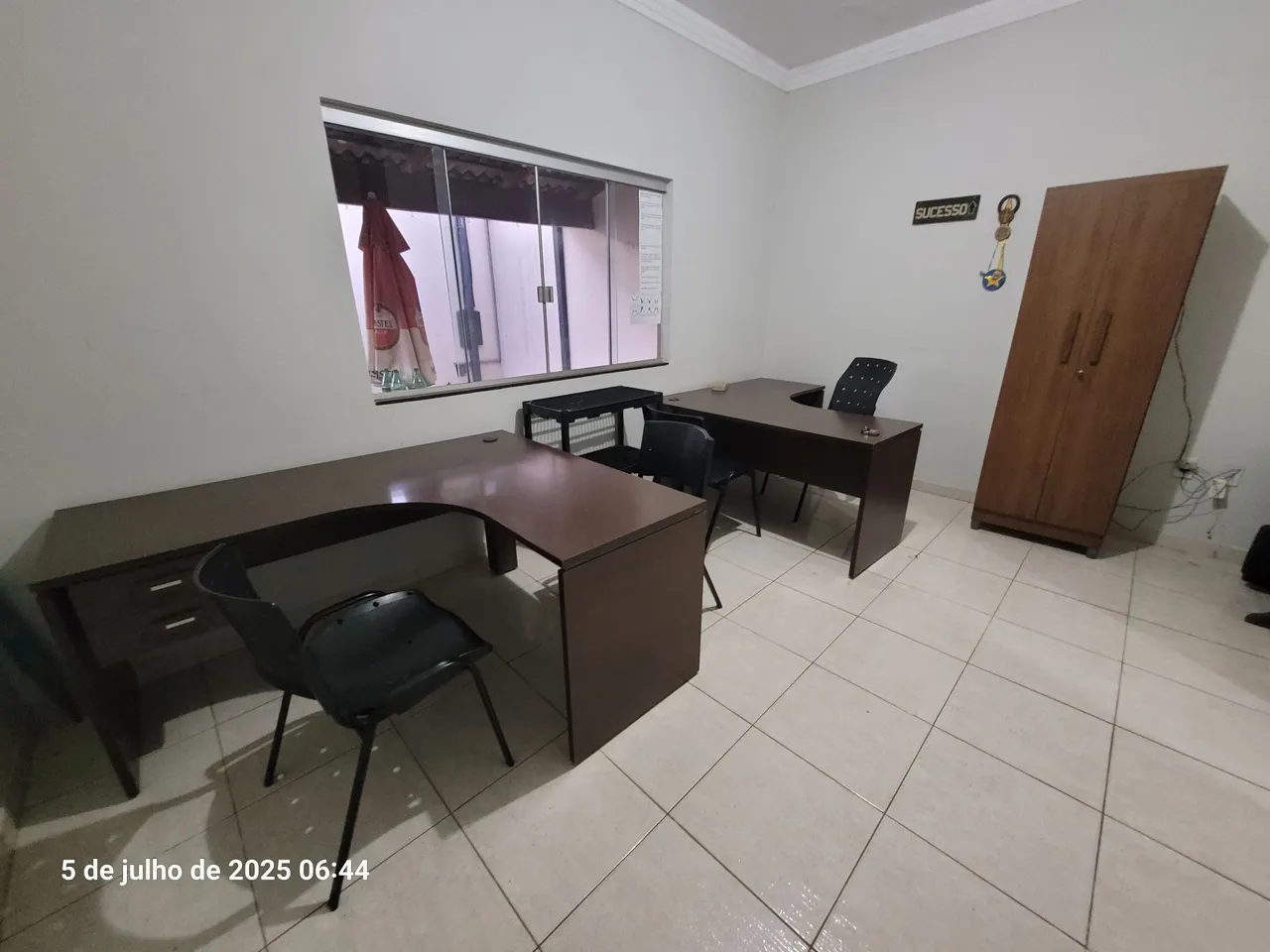 Conjunto de mesas e armário para escritório