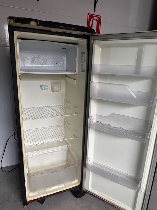 Geladeira Eletrolux - congela  - Foto 3