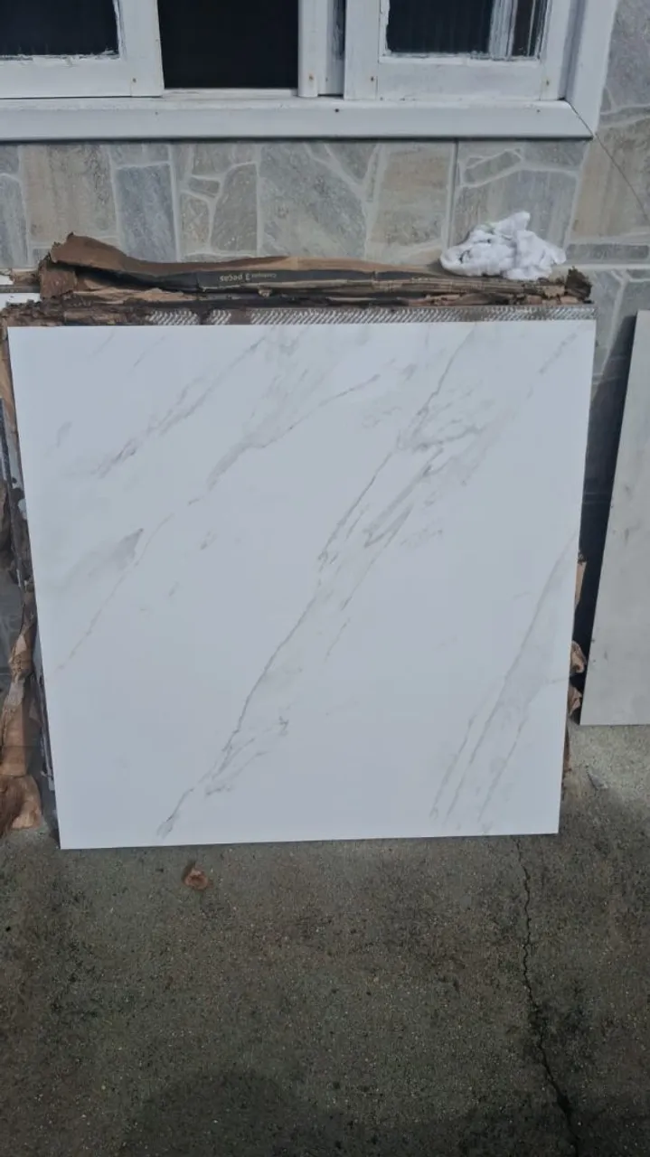 Piso de Porcelanato Branco Marmorizado - 90x90cm