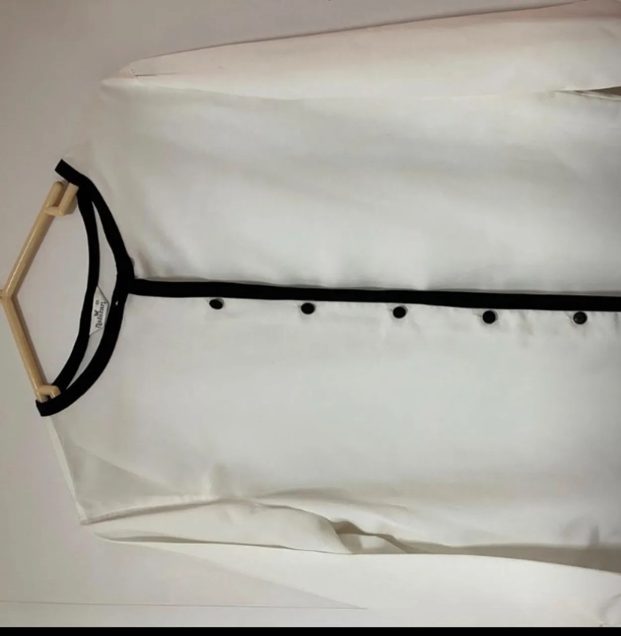 Camisa branca e botões forrados. - Foto 3