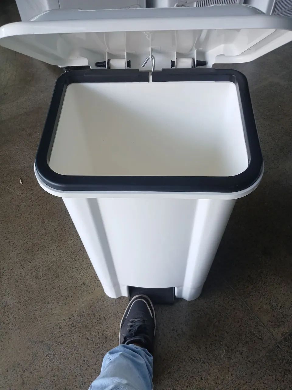 Lixeira 50 Litros Com Pedal Branca - Branco - Foto 3