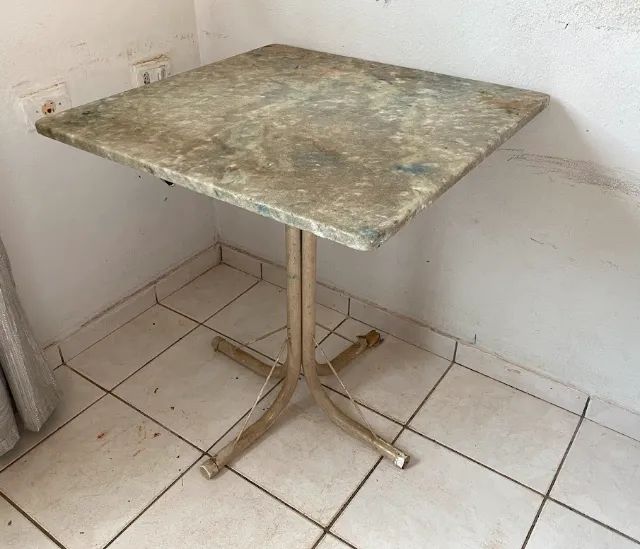 Mesa de gratino e metal64209948117634120