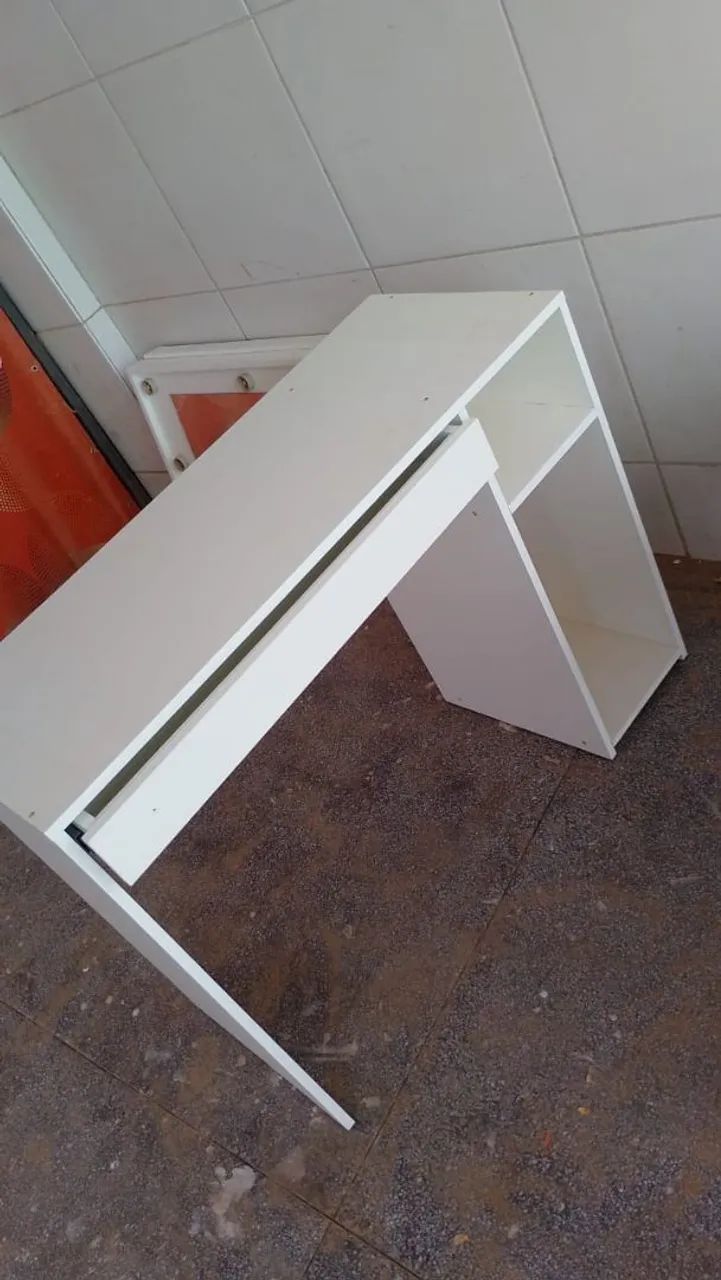 Escrivaninha moderna branca com nichos