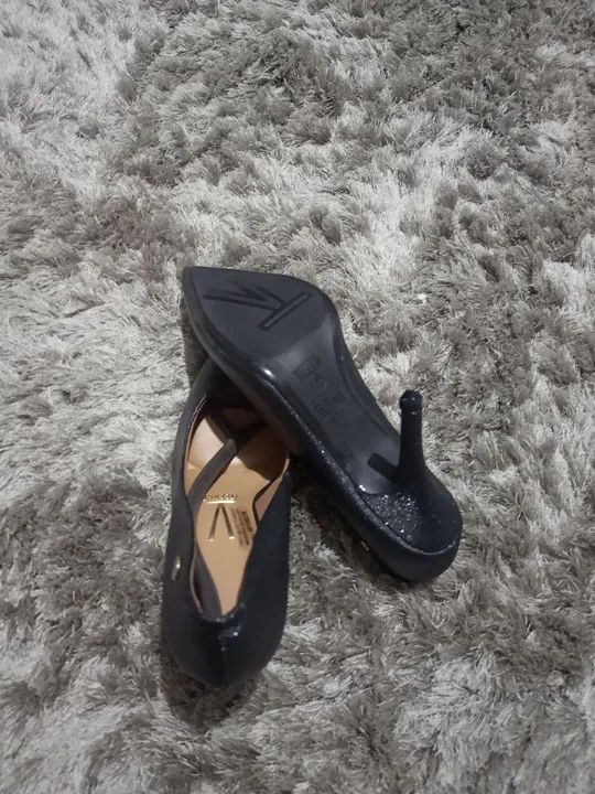 Sapatos pretos de salto alto - Foto 2