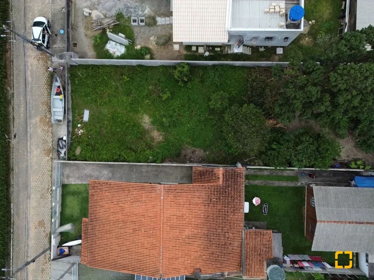Excelente terreno localizado á apenas 200 metros da praia do Sambaqui, ao norte da ilha (v - Foto 2