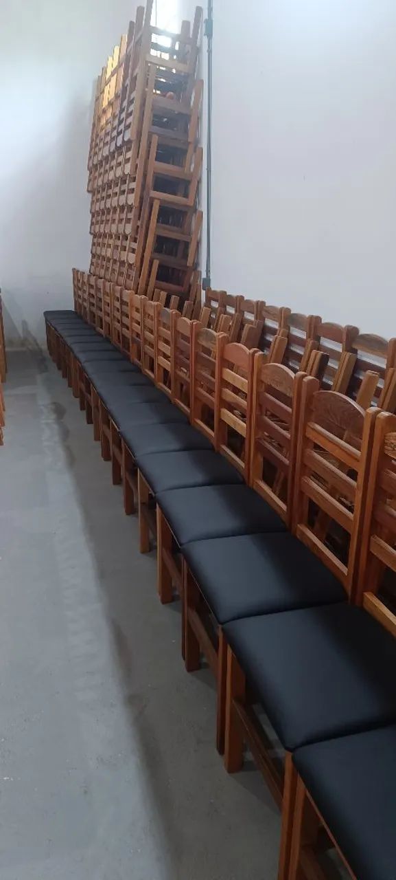Cadeirasestofadas novas $ 220,00 todas em madeira maciça. Entregamos