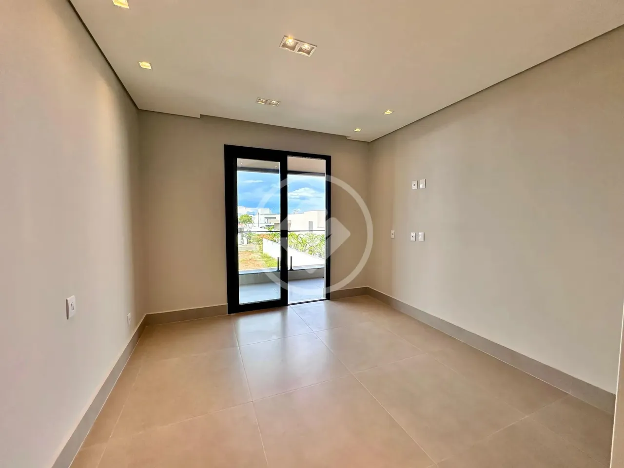 Vende-se sobrado Estilo Contemporâneo com 5 quartos no Florais do Parque. R$3.200.000,00*
