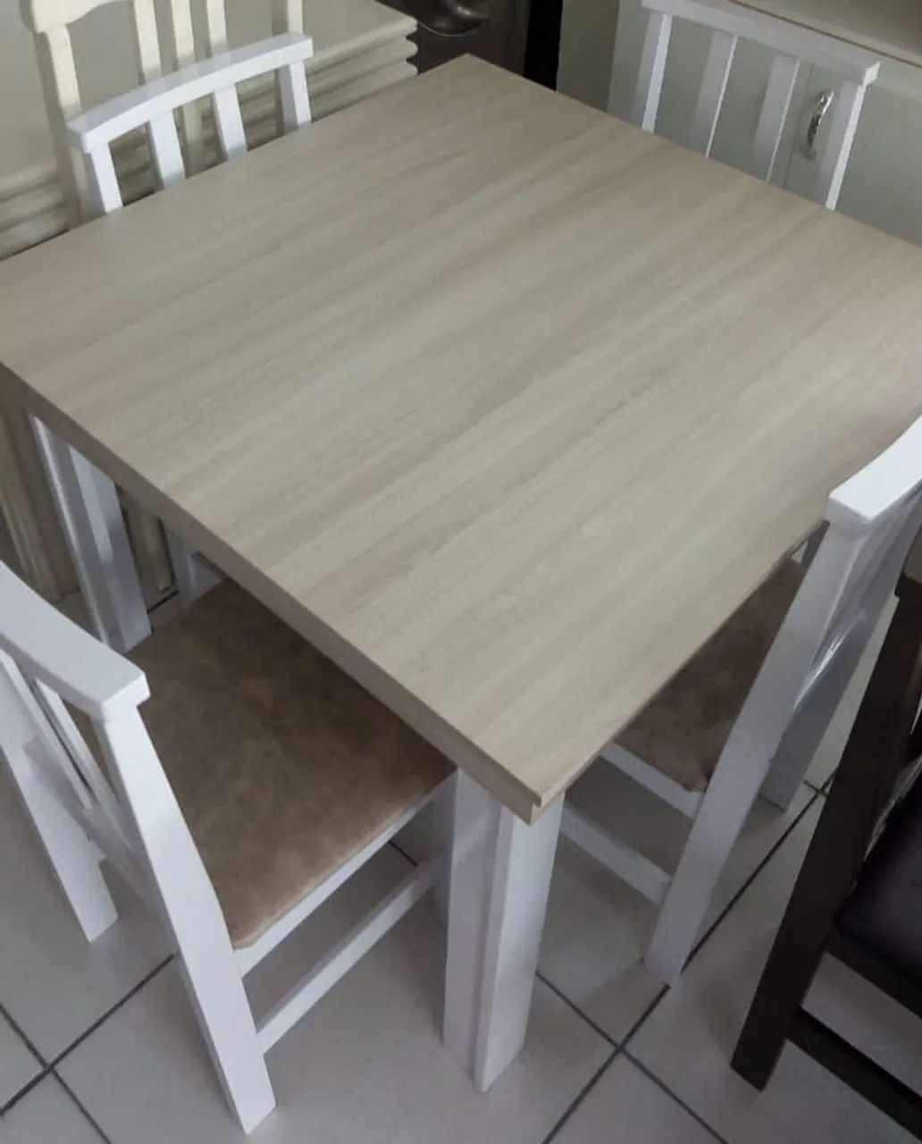 Mesa de Jantar Quadrada com Cadeiras