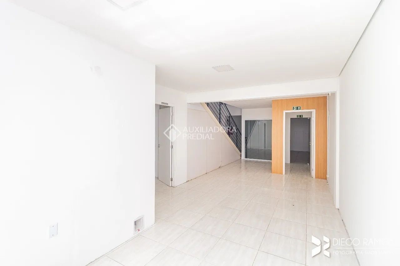 Loja Comercial Reformada para Locação - 2 Andares + Vitrine de Vidro - Foto 14