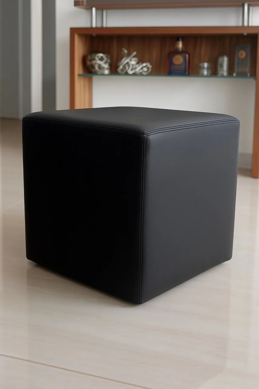 Conjunto com 3 Puffs Quadrados em Courino Preto - Excelente Estado! - Foto 2