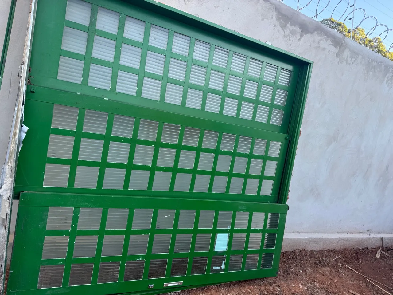 Vendo desapego Porta 3 folhas com os vidros