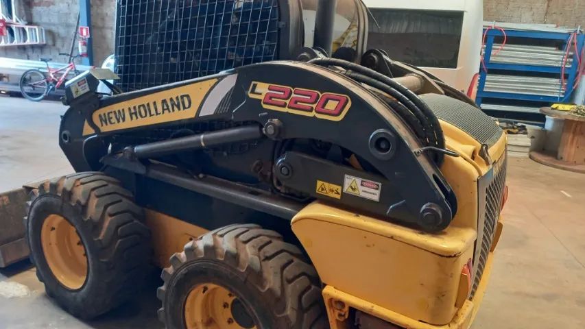 Mini pá carregadeira New Holland L220   2017 - Foto 6