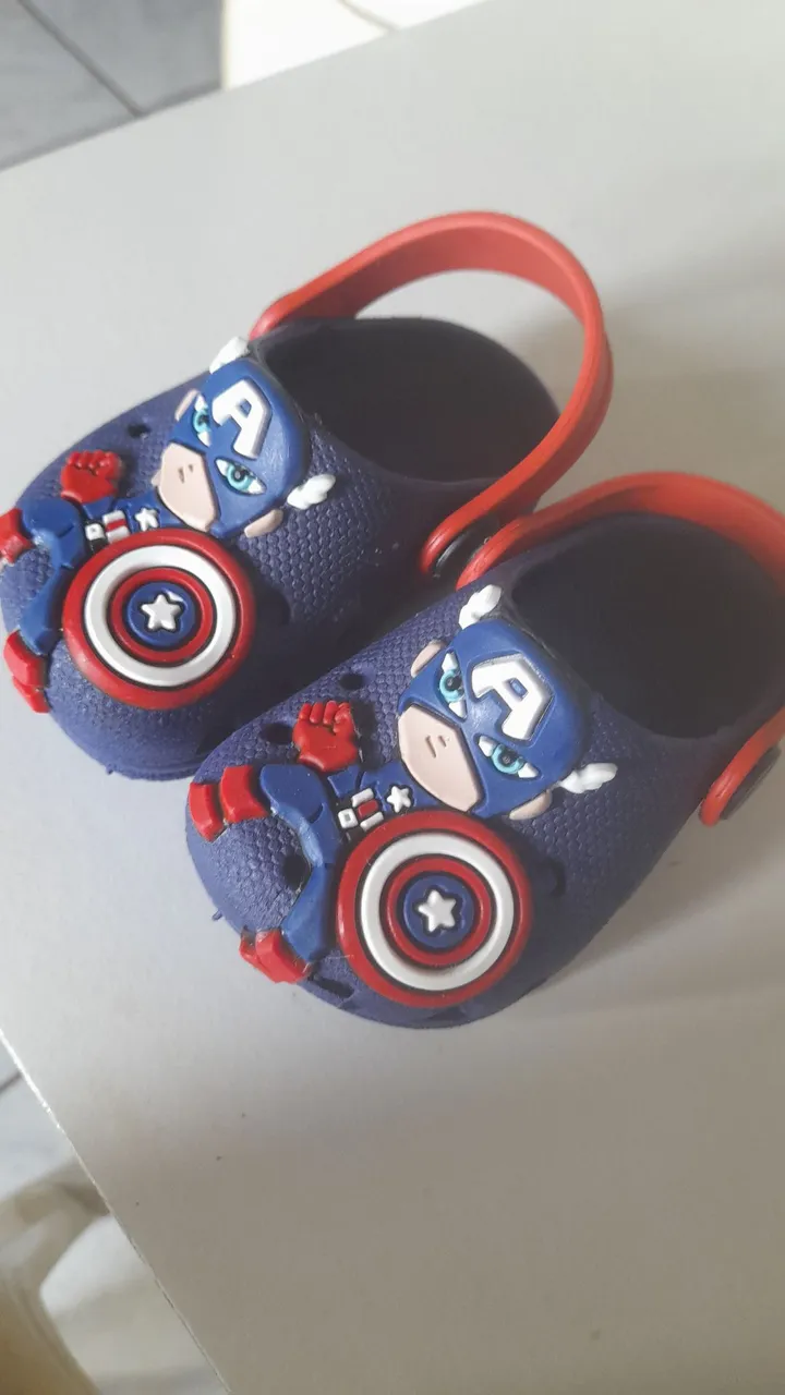 Chinelos Crocs do Capitão América