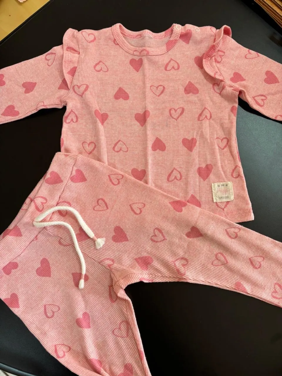 Conjunto de pijama infantil com estampa de corações