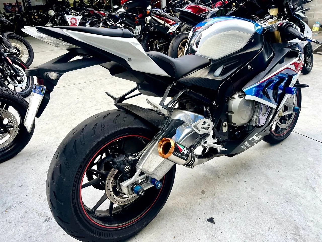BMW S1000 RR 2019 igual a 0km financio troco carro moto  maior menor valor  - Foto 4