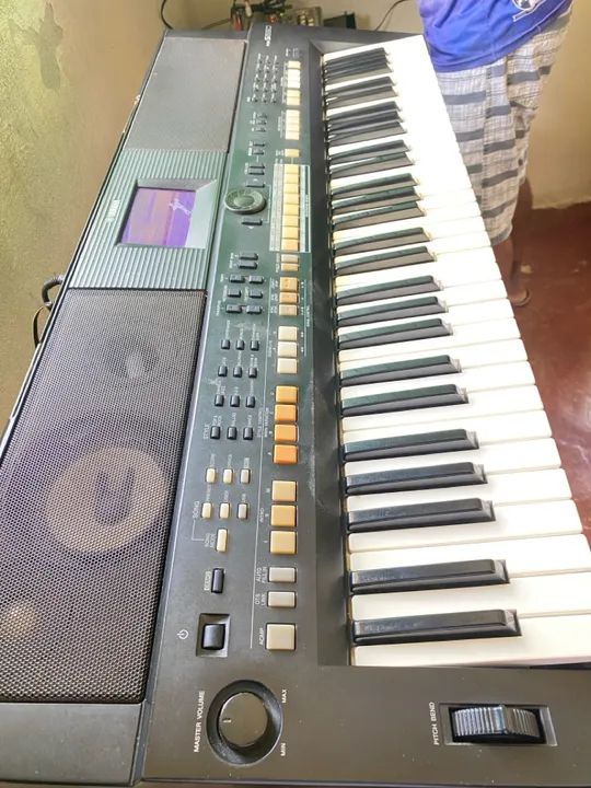 TECLADO YAMAHA PSR-S650 /TECLADO COM MESA, PEDESTAL DE MICROFONE E DE PARTITURAS - Foto 4