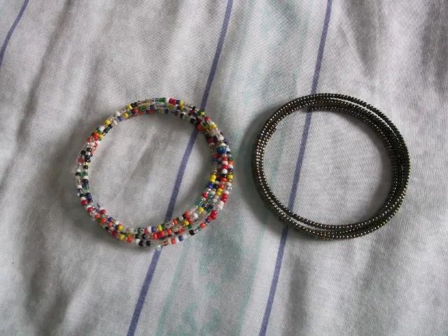 Duas pulseirinhas coloridinhas - Foto 2
