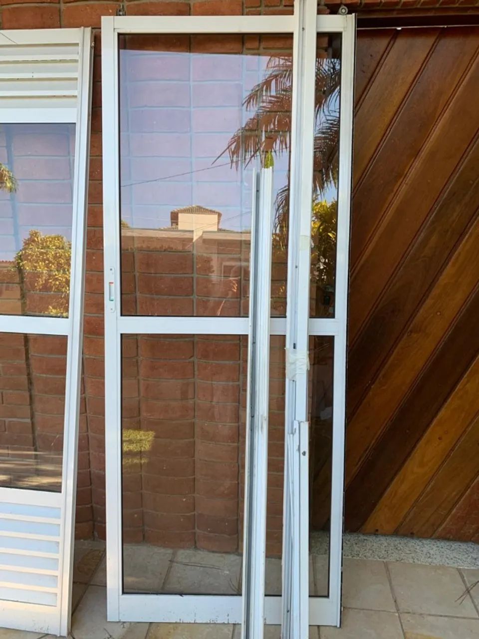 Porta Balcão Branca de 2 Folhas De Vidro (folha: 2,10m X 0,84m) - Foto 3