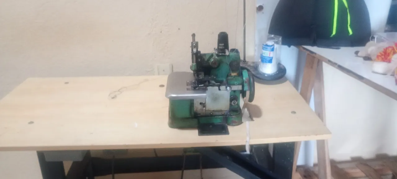 Máquina de Costura Overlock Industrial