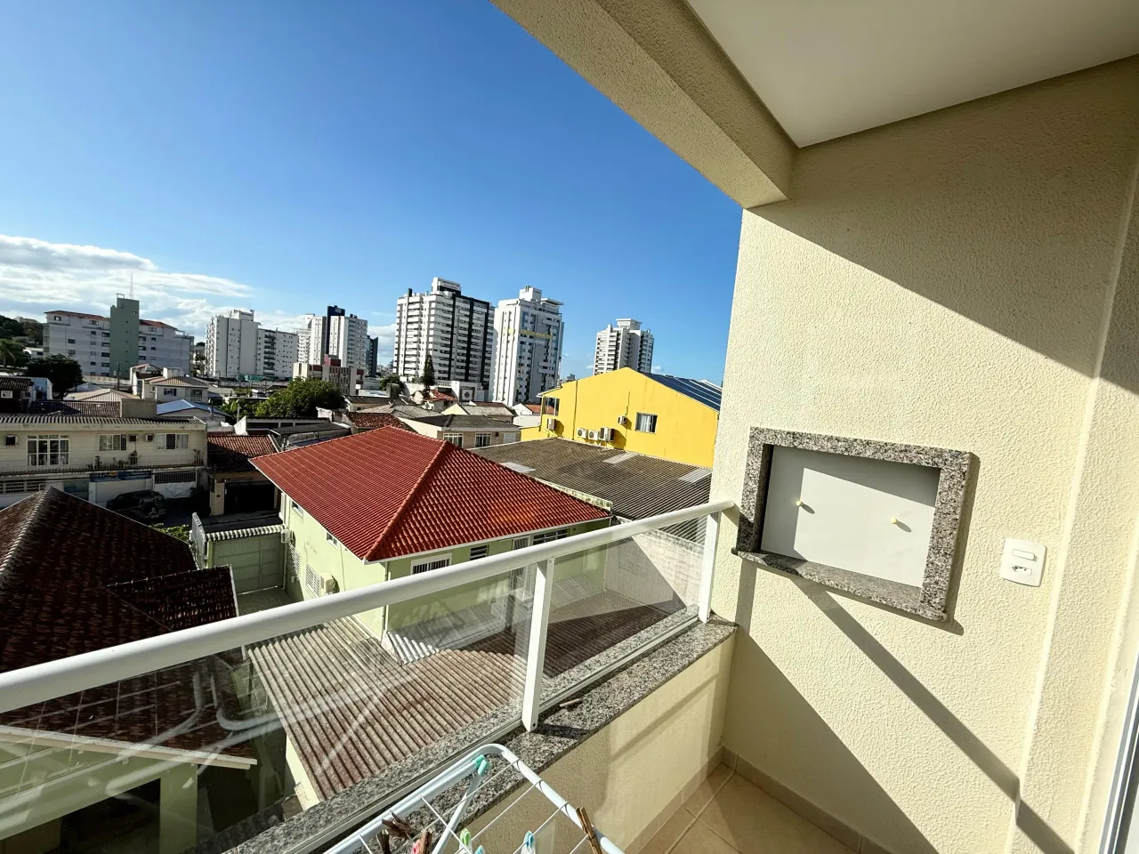 Apartamento com 2 dormitórios sendo 1 suíte com sacada e churrasqueira - Estreito, Florian