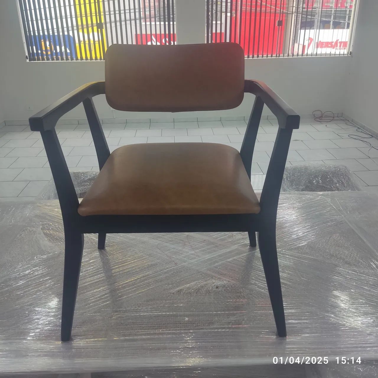 Mesa de Jantar em Madeira com 8 Cadeiras em couro ecológico  - Foto 3