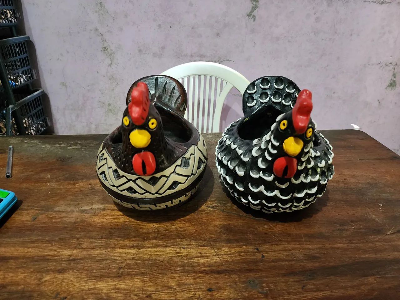 Galinha porta ovos em cerâmica. 60 reais a unidade. Entrega grátis.